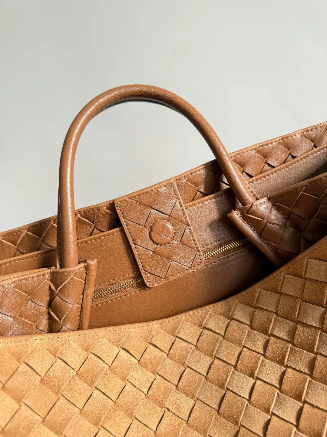 Batch 3760 Recently, the same style of bag that celebrities love is both high-end and practical. Michelle Yeoh, Kim Namjoon, Jing Boran, Tong Liya, Sun Qian, Wu Qianyu, Du Juan, Ma Yili and Bai Baihe are all carrying Bottega Veneta summer series Andiamo handbags. Andiamo has a simple structure and rounded lines. The whole piece is made of Nappa leather. It is comfortable, soft and dynamic. It adds interest to daily life and can be easily matched with various styles. Andiamo handbags are available in three sizes: small, medium and large. There are many colors to choose from, which can meet different needs. You can really carry it whether it is daily or attending events. Style number: 743575 Size: 45*22*34cm